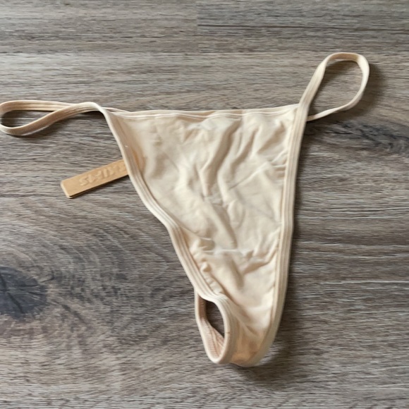 Skims Silky Thong in Sand Size XL - Picture 5 of 10